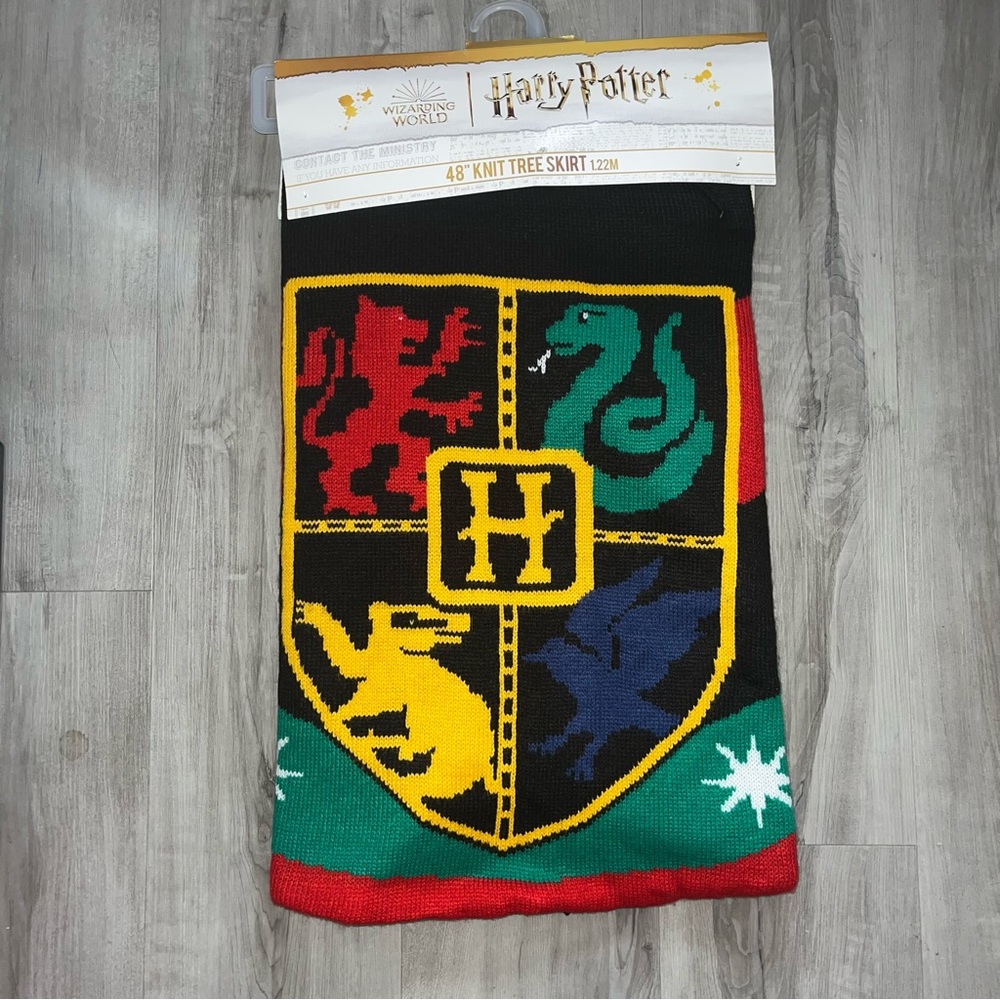 Harry Potter Hogwarts Crest Tree Skirt Hot Topic
Exclusive NWT